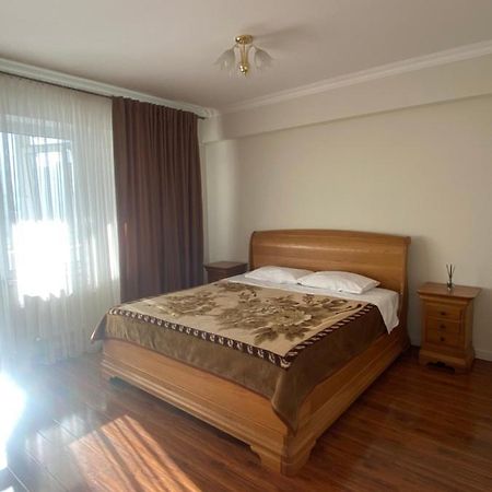 Appartement Avec 2 Chambres En Centre Ville Chisinau Luaran gambar